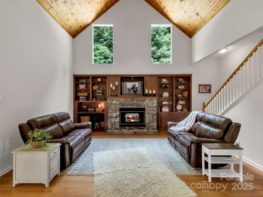 28 Mountain Breeze Drive, Maggie Valley, NC 28751.  MLS# CAR4271261, YatesRealty ID 20838. Spacious Great Room