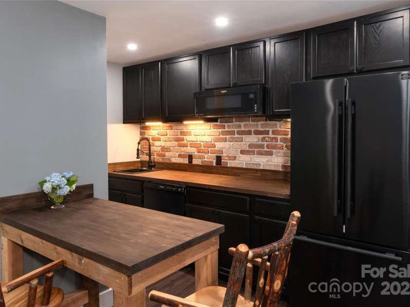 187 Pine Village Lane, Blowing Rock, NC 28605.  MLS# CAR4273223, YatesRealty ID 20840. 