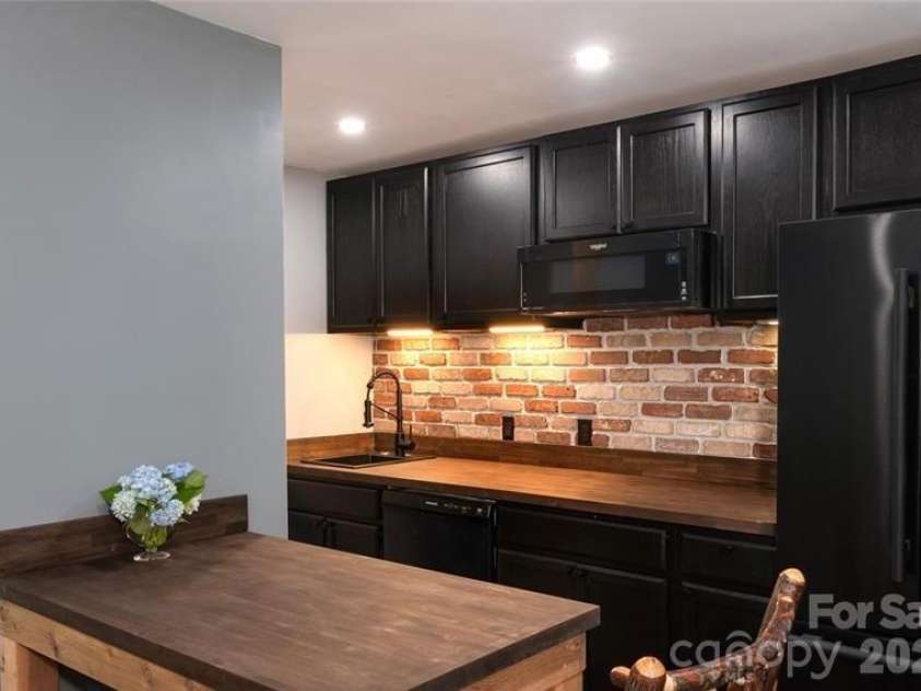 187 Pine Village Lane, Blowing Rock, NC 28605.  MLS# CAR4335437, YatesRealty ID 20840. 