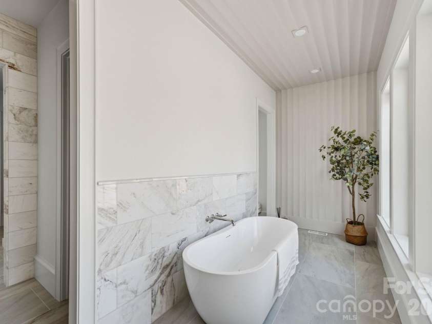 110 Hunter Lane, Charlotte, NC 28211.  MLS# CAR4424085, YatesRealty ID 20843. Primary Soaker Tub Room (16'6