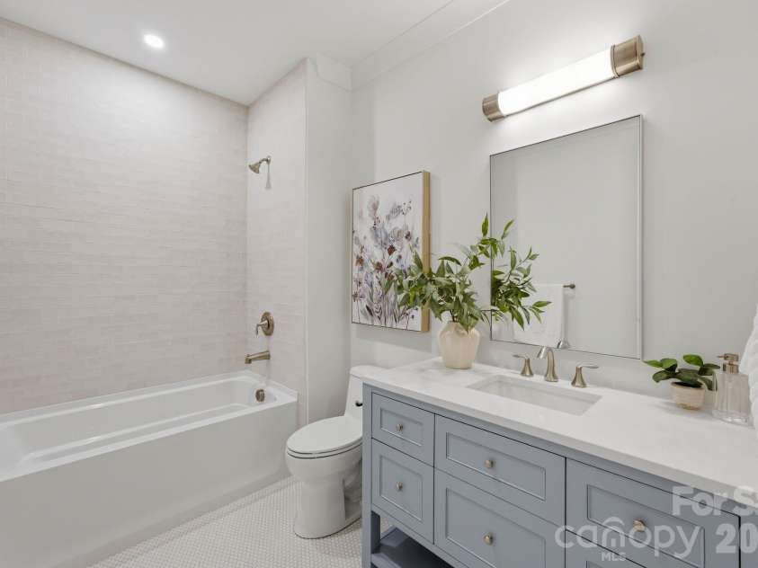 110 Hunter Lane, Charlotte, NC 28211.  MLS# CAR4424085, YatesRealty ID 20843. Upper Ful Bathroom * Tiled Floors