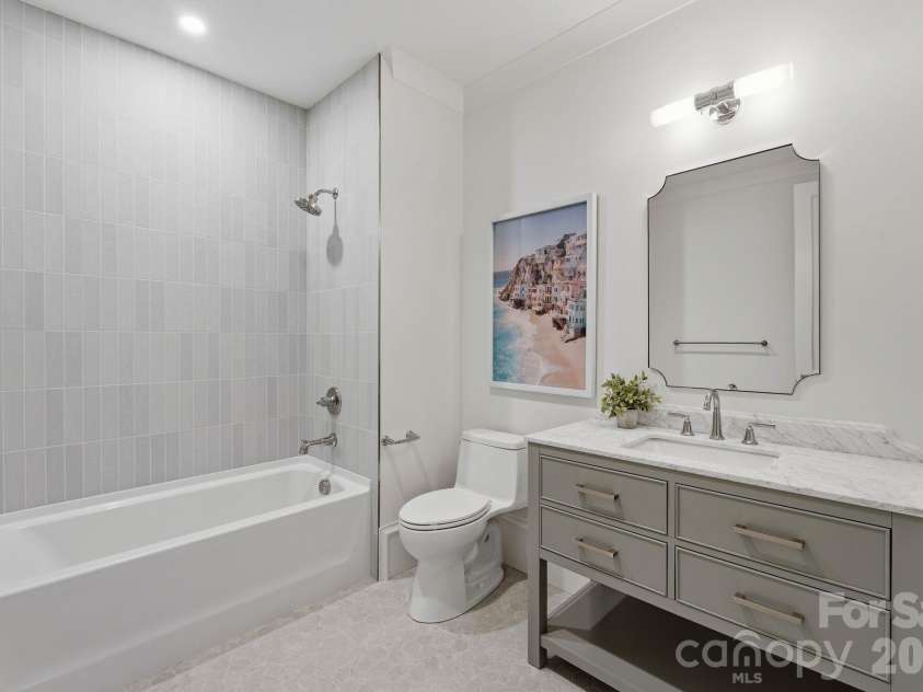 110 Hunter Lane, Charlotte, NC 28211.  MLS# CAR4424085, YatesRealty ID 20843. Upper Full Bath