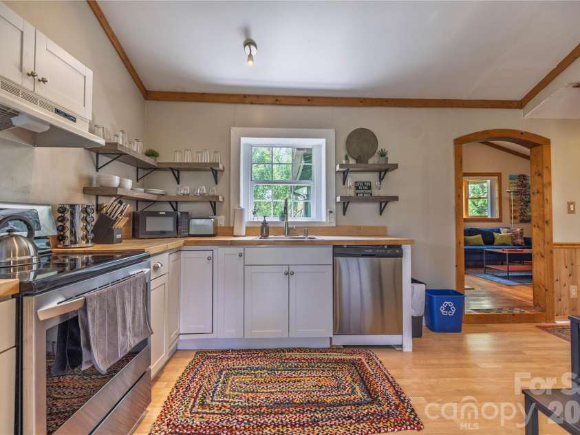 18 Hopedale Circle, Asheville, NC 28806.  MLS# CAR4372376, YatesRealty ID 20847. 
