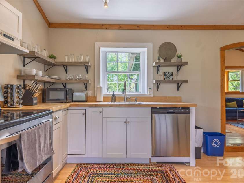 18 Hopedale Circle, Asheville, NC 28806.  MLS# CAR4372376, YatesRealty ID 20847. Kitchen updated in 