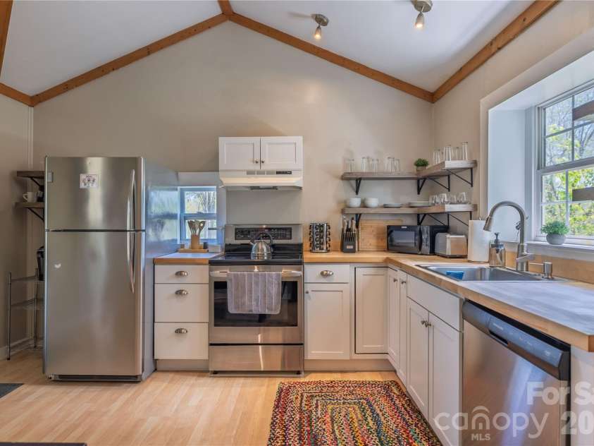 18 Hopedale Circle, Asheville, NC 28806.  MLS# CAR4372376, YatesRealty ID 20847. Updated Kitchen