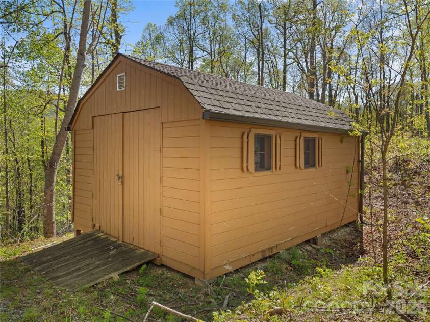 178 Tablerock Drive, Saluda, NC 28773.  MLS# CAR4380974, YatesRealty ID 20849. 