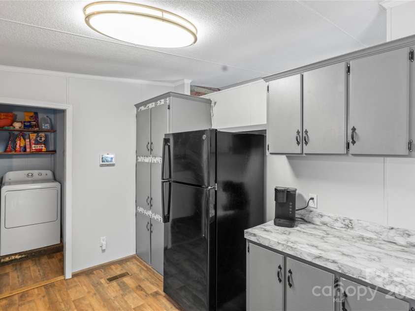 114 Catawba Woods Court, Belmont, NC 28012.  MLS# CAR4210954, YatesRealty ID 2085. Adorable kitchen