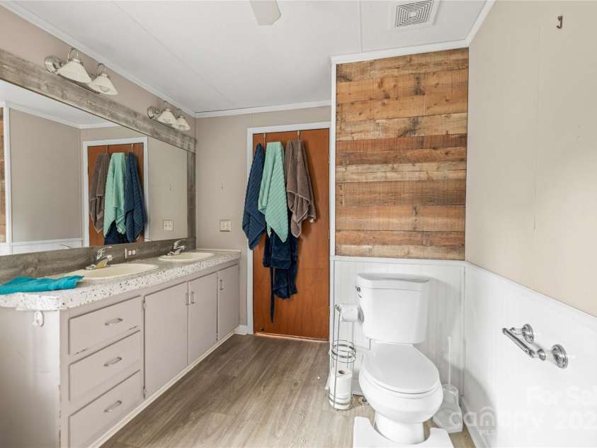 114 Catawba Woods Court, Belmont, NC 28012.  MLS# CAR4210954, YatesRealty ID 2085. Beautiful updated primary bathroom