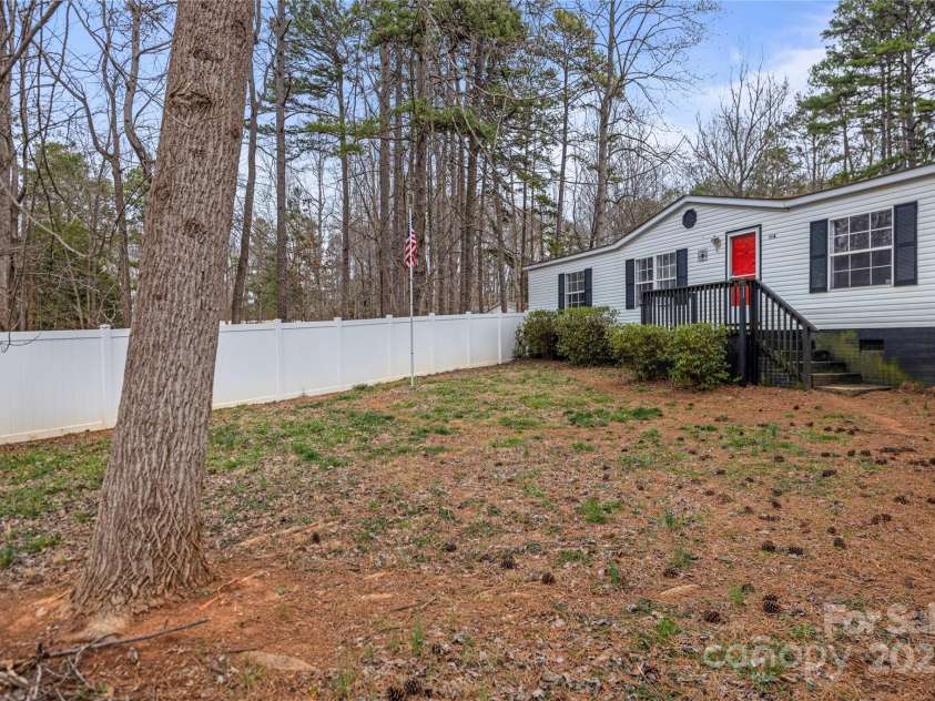 114 Catawba Woods Court, Belmont, NC 28012.  MLS# CAR4210954, YatesRealty ID 2085. Love the privacy fence