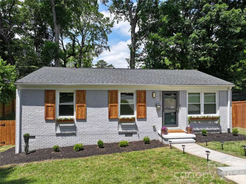 3821 Dunwoody Drive, Charlotte, NC 28215.  MLS# CAR4376800, YatesRealty ID 20850. 