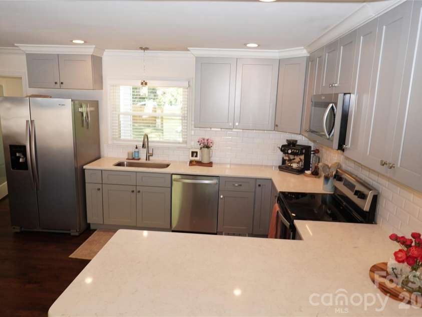 3821 Dunwoody Drive, Charlotte, NC 28215.  MLS# CAR4376800, YatesRealty ID 20850. 