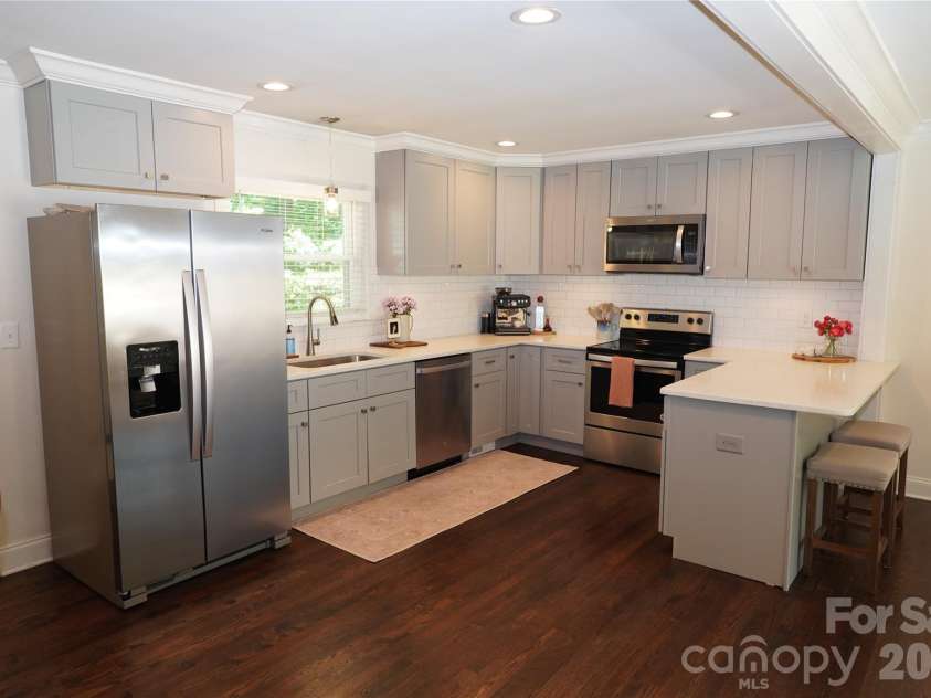 3821 Dunwoody Drive, Charlotte, NC 28215.  MLS# CAR4376800, YatesRealty ID 20850. 