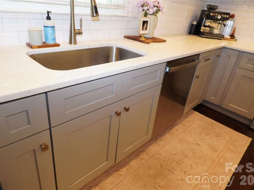3821 Dunwoody Drive, Charlotte, NC 28215.  MLS# CAR4376800, YatesRealty ID 20850. 