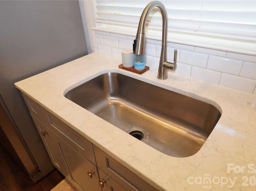 3821 Dunwoody Drive, Charlotte, NC 28215.  MLS# CAR4376800, YatesRealty ID 20850. 