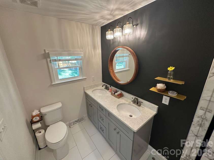 3821 Dunwoody Drive, Charlotte, NC 28215.  MLS# CAR4376800, YatesRealty ID 20850. Primary bath
