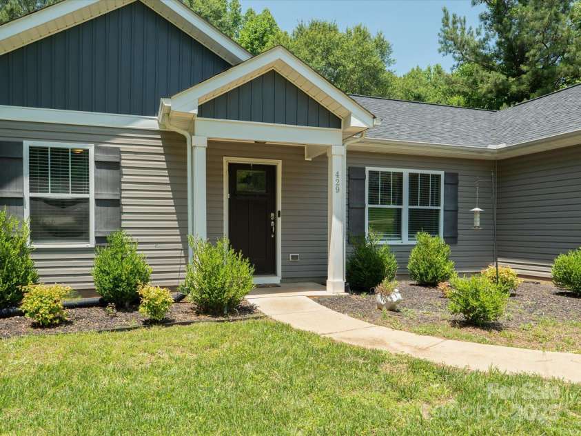 429 Summer Ridge Drive, Stanley, NC 28164.  MLS# CAR4269472, YatesRealty ID 20850. The home does have gutters.