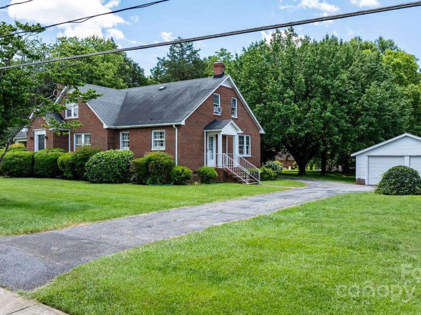 1520 21st Avenue, Hickory, NC 28601.  MLS# CAR4272181, YatesRealty ID 20852. 