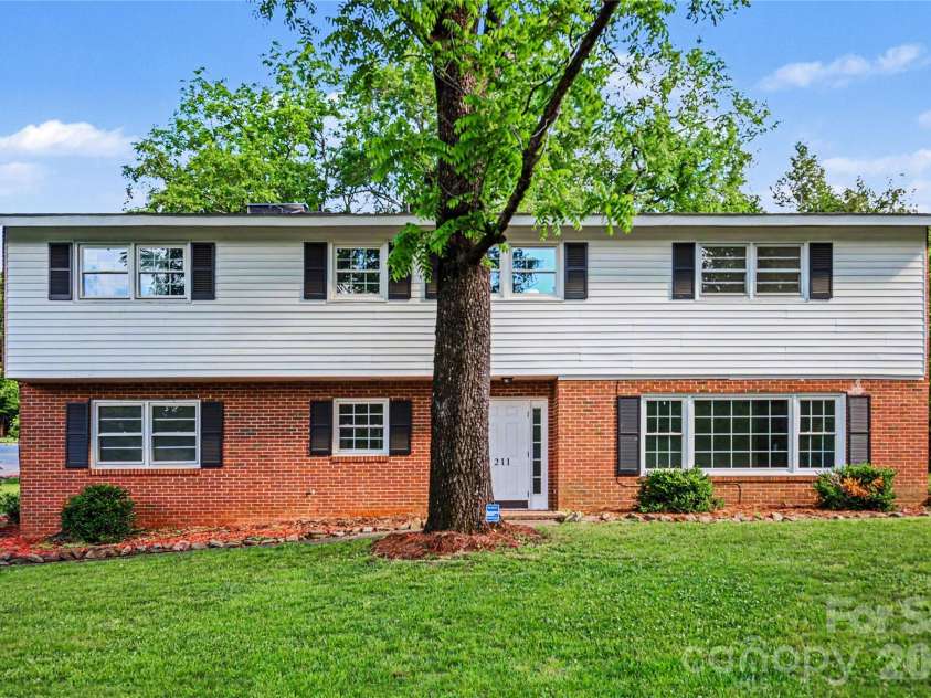 211 Windsor Drive, Shelby, NC 28150.  MLS# CAR4379981, YatesRealty ID 20853. 