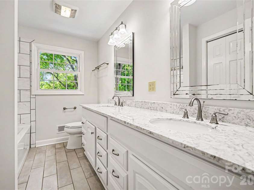 211 Windsor Drive, Shelby, NC 28150.  MLS# CAR4379981, YatesRealty ID 20853. 