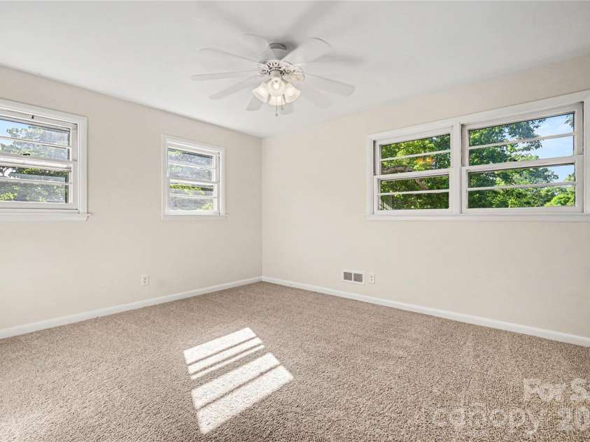 211 Windsor Drive, Shelby, NC 28150.  MLS# CAR4379981, YatesRealty ID 20853. 