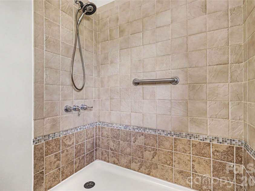 211 Windsor Drive, Shelby, NC 28150.  MLS# CAR4379981, YatesRealty ID 20853. 