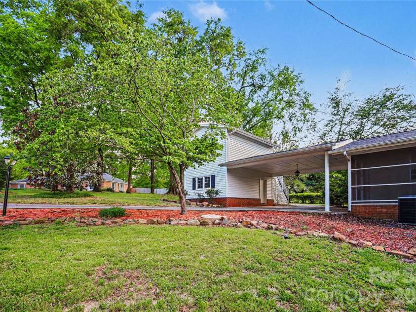 211 Windsor Drive, Shelby, NC 28150.  MLS# CAR4379981, YatesRealty ID 20853. 
