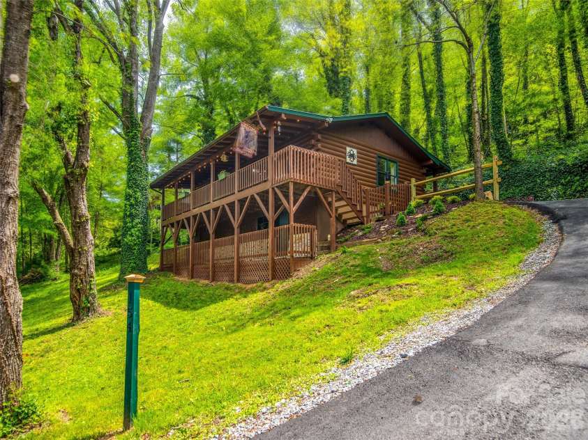 154 Cedarwood Drive, Waynesville, NC 28785.  MLS# CAR4378643, YatesRealty ID 20857. 