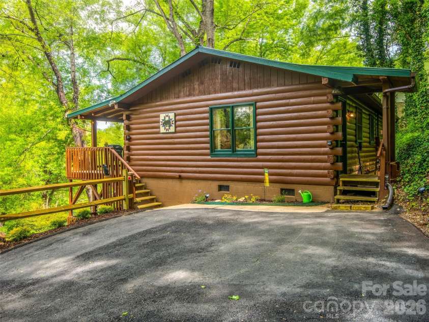 154 Cedarwood Drive, Waynesville, NC 28785.  MLS# CAR4378643, YatesRealty ID 20857. 