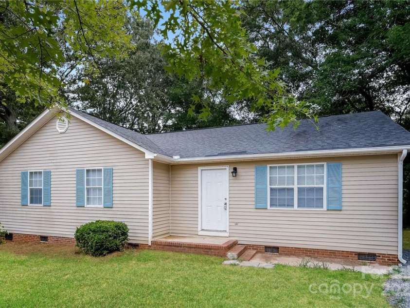 201 Killian Circle, Clover, SC 29710.  MLS# CAR4271687, YatesRealty ID 20857. 