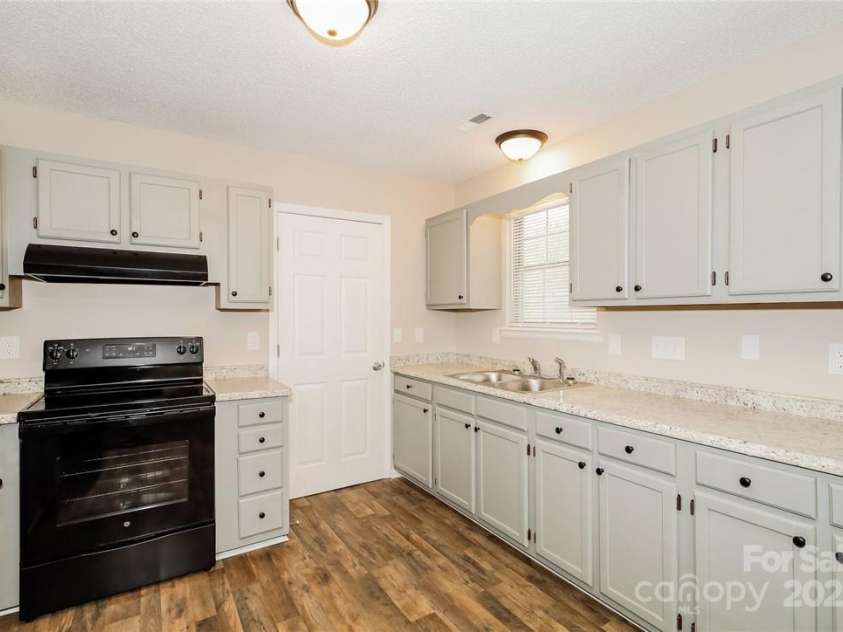 201 Killian Circle, Clover, SC 29710.  MLS# CAR4271687, YatesRealty ID 20857. 