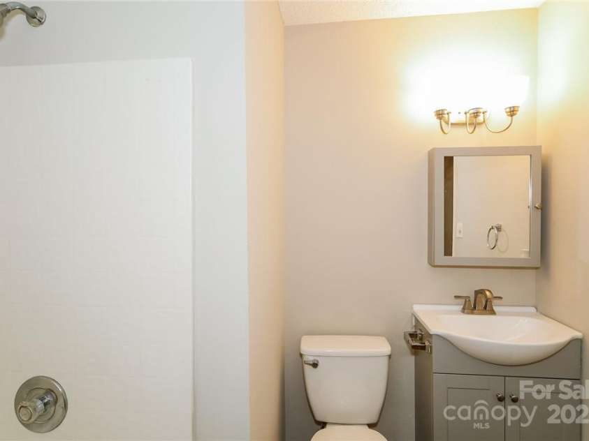 201 Killian Circle, Clover, SC 29710.  MLS# CAR4271687, YatesRealty ID 20857. 