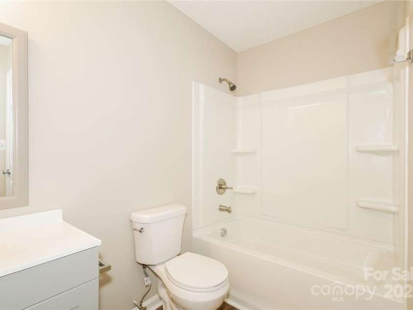 201 Killian Circle, Clover, SC 29710.  MLS# CAR4271687, YatesRealty ID 20857. 