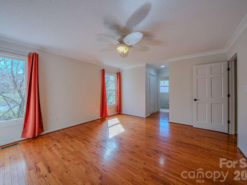4 Hedgerose Court, Asheville, NC 28805.  MLS# CAR4356558, YatesRealty ID 20859. High ceilings and ensuite bathroom