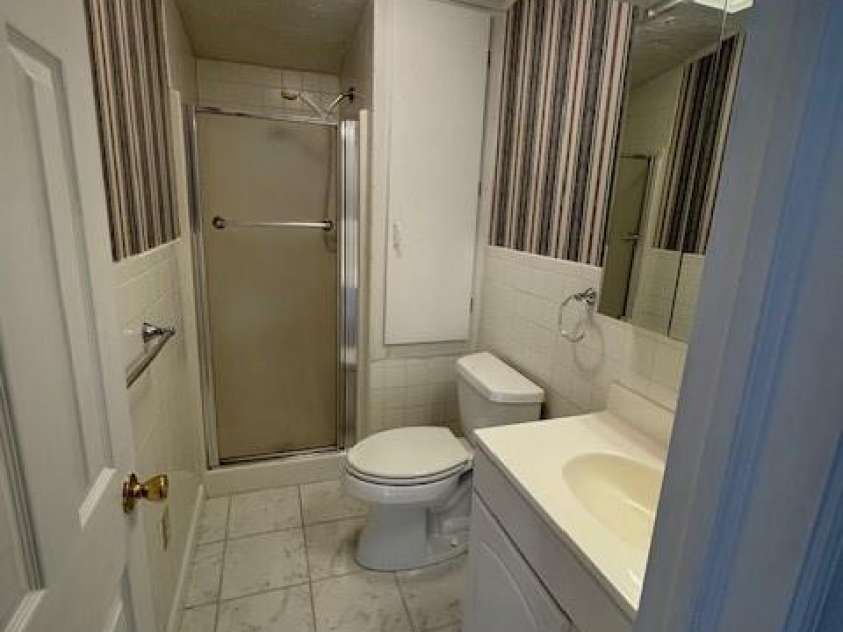 4 English Oaks Drive, Candler, NC 28715.  MLS# CAR4334695, YatesRealty ID 2086. Hall Bath