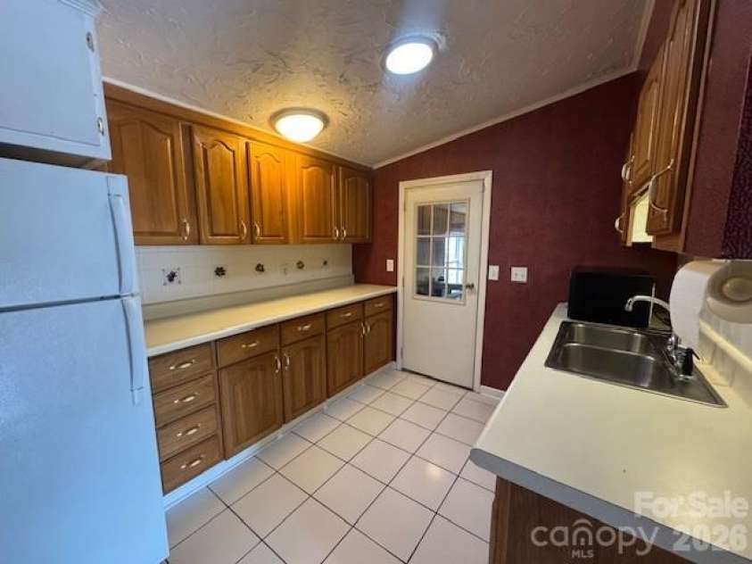 4 English Oaks Drive, Candler, NC 28715.  MLS# CAR4334695, YatesRealty ID 2086. Kitchenette (no range) - entry from garage