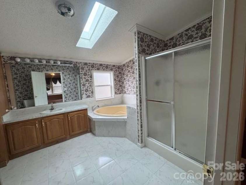 4 English Oaks Drive, Candler, NC 28715.  MLS# CAR4334695, YatesRealty ID 2086. Primary Bath