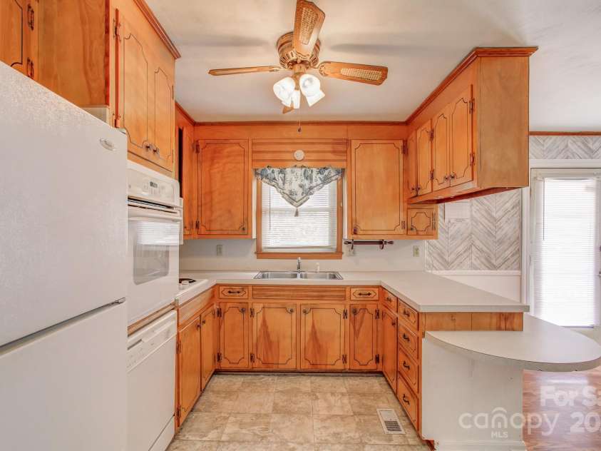 617 Oak Grove Road, Kings Mountain, NC 28086.  MLS# CAR4272388, YatesRealty ID 20861. 