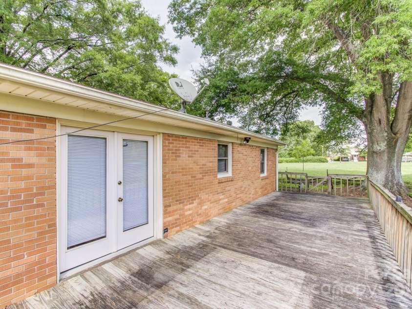 617 Oak Grove Road, Kings Mountain, NC 28086.  MLS# CAR4272388, YatesRealty ID 20861. 