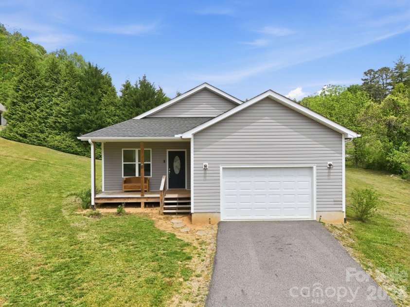 10 Scarlett Ridge Drive, Marshall, NC 28753.  MLS# CAR4365388, YatesRealty ID 20862. 