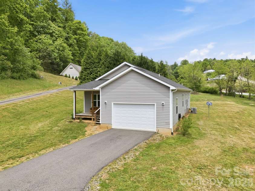 10 Scarlett Ridge Drive, Marshall, NC 28753.  MLS# CAR4365388, YatesRealty ID 20862. 