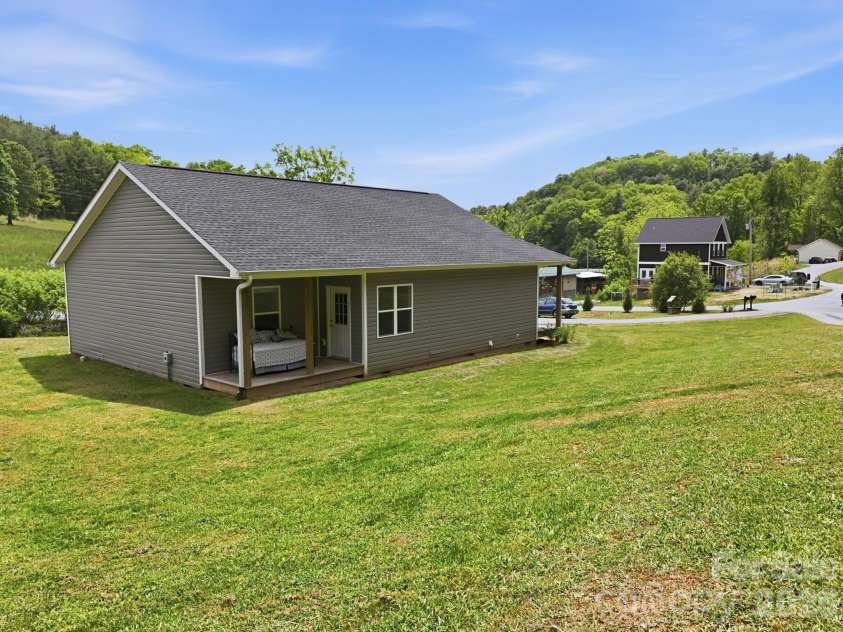 10 Scarlett Ridge Drive, Marshall, NC 28753.  MLS# CAR4365388, YatesRealty ID 20862. 