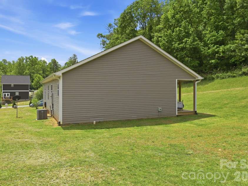 10 Scarlett Ridge Drive, Marshall, NC 28753.  MLS# CAR4365388, YatesRealty ID 20862. 