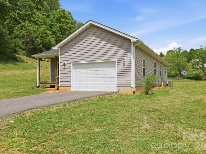 10 Scarlett Ridge Drive, Marshall, NC 28753.  MLS# CAR4365388, YatesRealty ID 20862. 