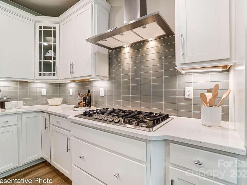 111 Longwood Road, Mooresville, NC 28115.  MLS# CAR4273278, YatesRealty ID 20862. Deisgner Range Hood