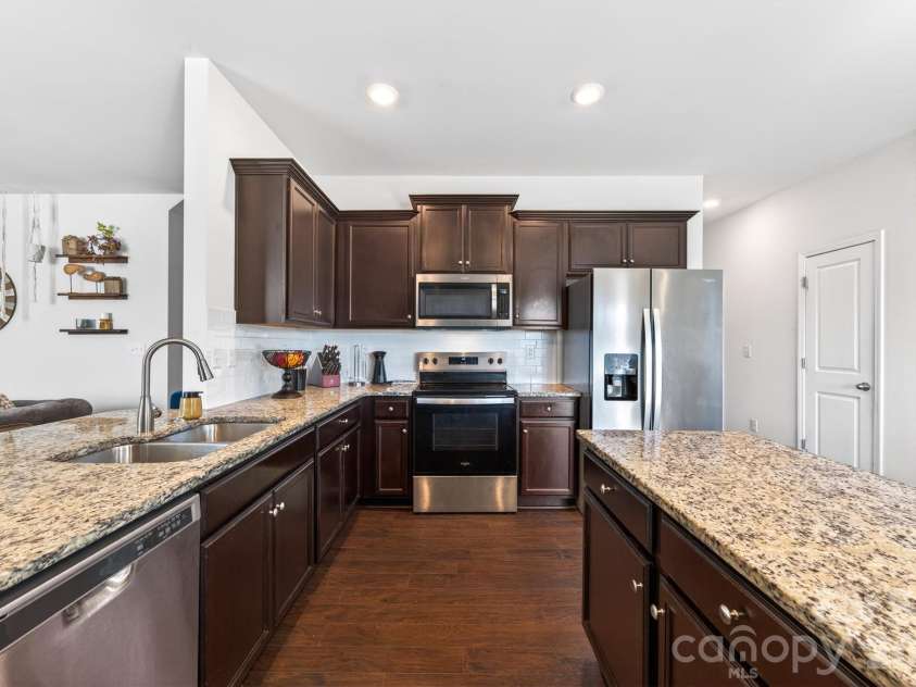 10008 Brawley Lane, Charlotte, NC 28215.  MLS# CAR4380004, YatesRealty ID 20864. 
