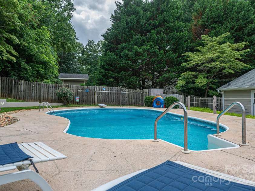 2410 Monticello Drive, Gastonia, NC 28056.  MLS# CAR4273170, YatesRealty ID 20867. 