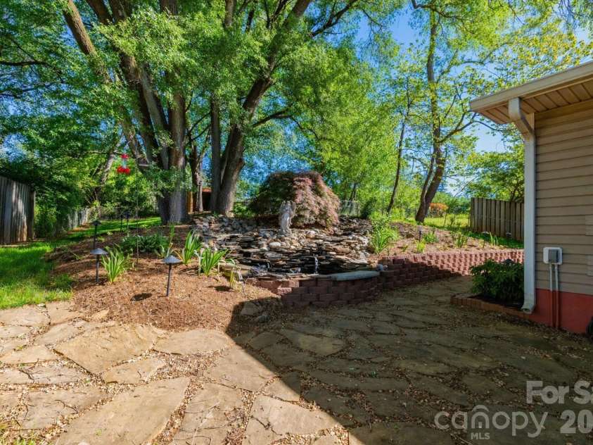 40 Wagon Road, Asheville, NC 28805.  MLS# CAR4371904, YatesRealty ID 20867. 
