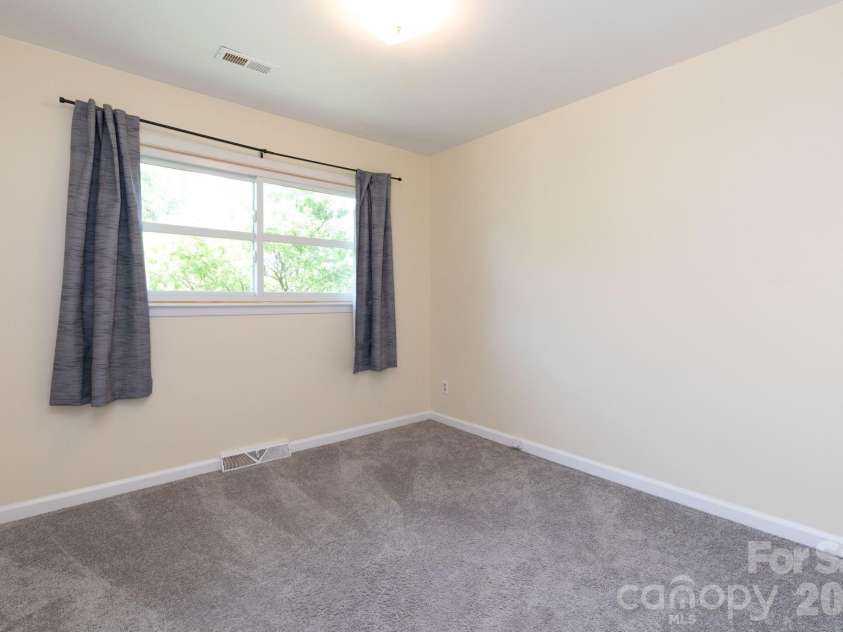 40 Wagon Road, Asheville, NC 28805.  MLS# CAR4371904, YatesRealty ID 20867. Bedroom 3