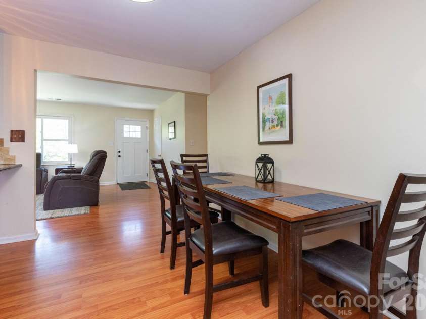 40 Wagon Road, Asheville, NC 28805.  MLS# CAR4371904, YatesRealty ID 20867. Dining Area
