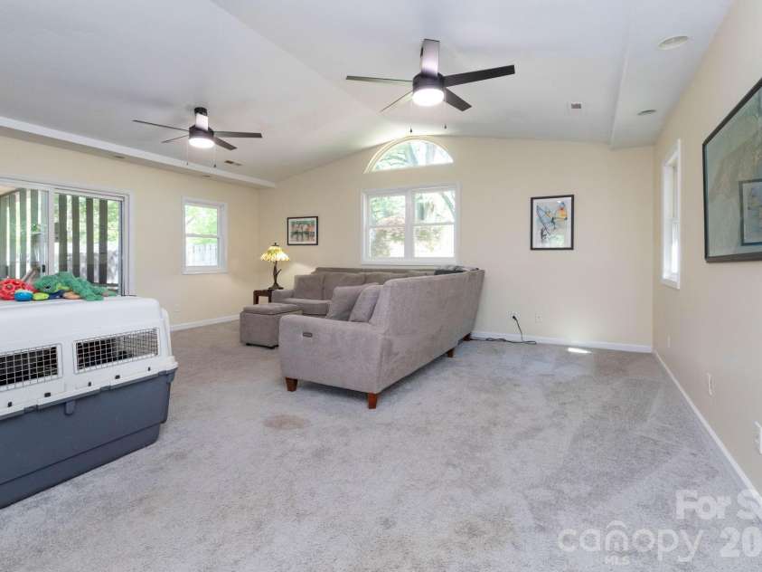 40 Wagon Road, Asheville, NC 28805.  MLS# CAR4371904, YatesRealty ID 20867. Family Room